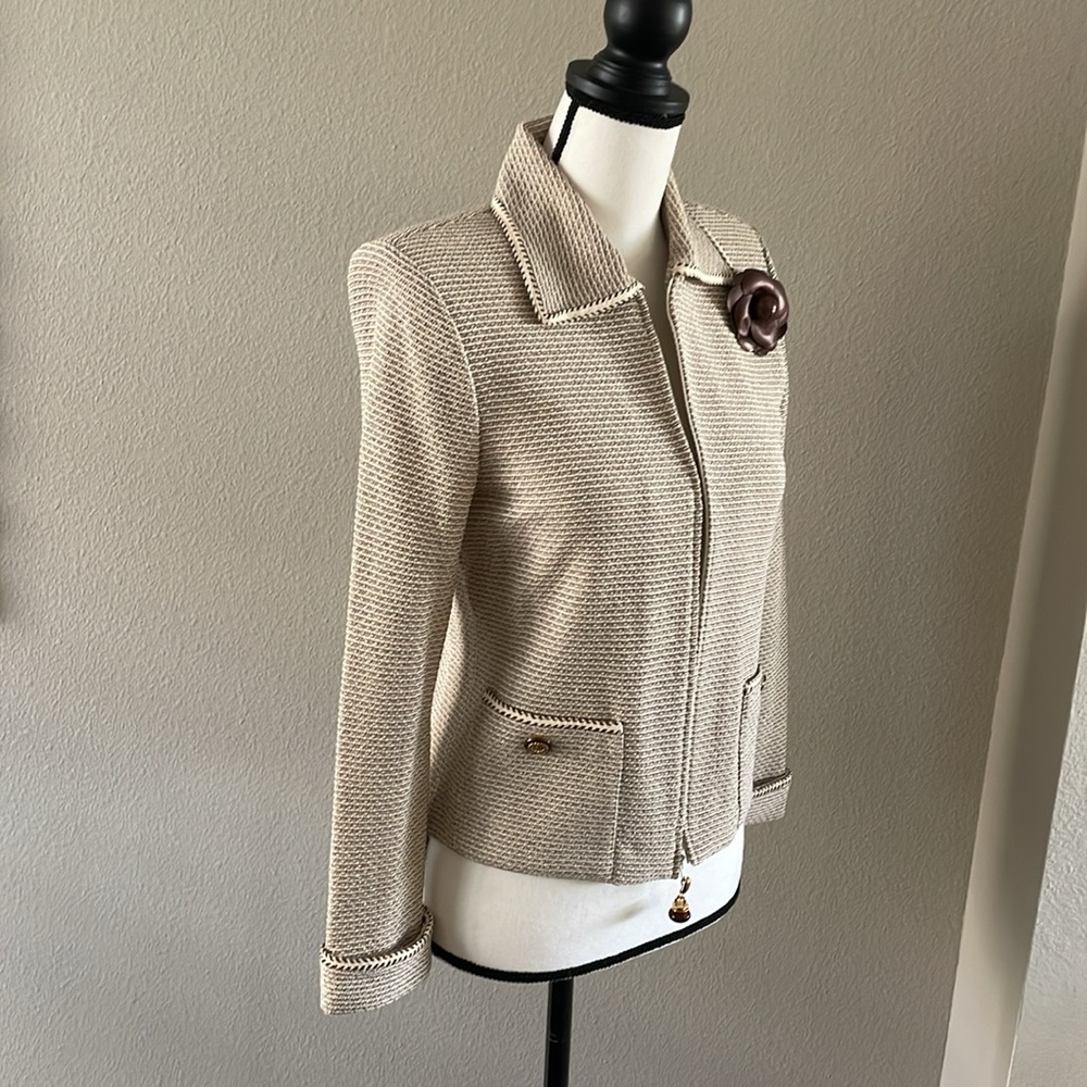 ST. JOHN Elegant Cream Women's Jacket & Skirt Set - Picture 14 of 16